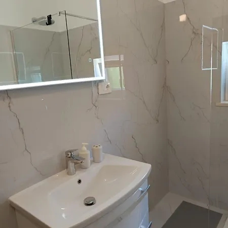 Apartman With Parking Space - 2274 Medulin