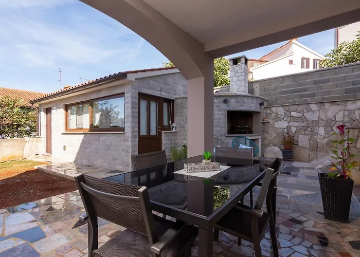 Apartment With Parking Space - 2274 Medulin